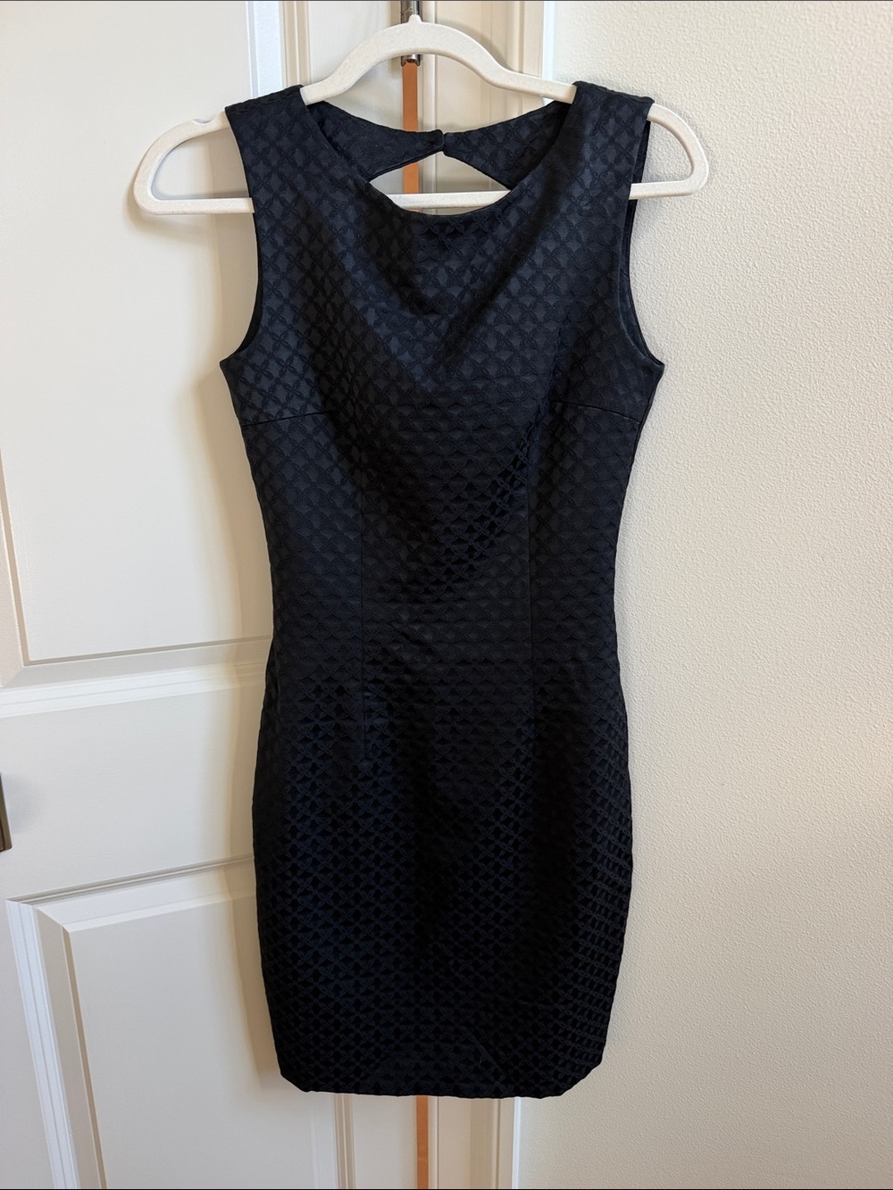 H&M Black Textured Sleeveless Sheath Dress